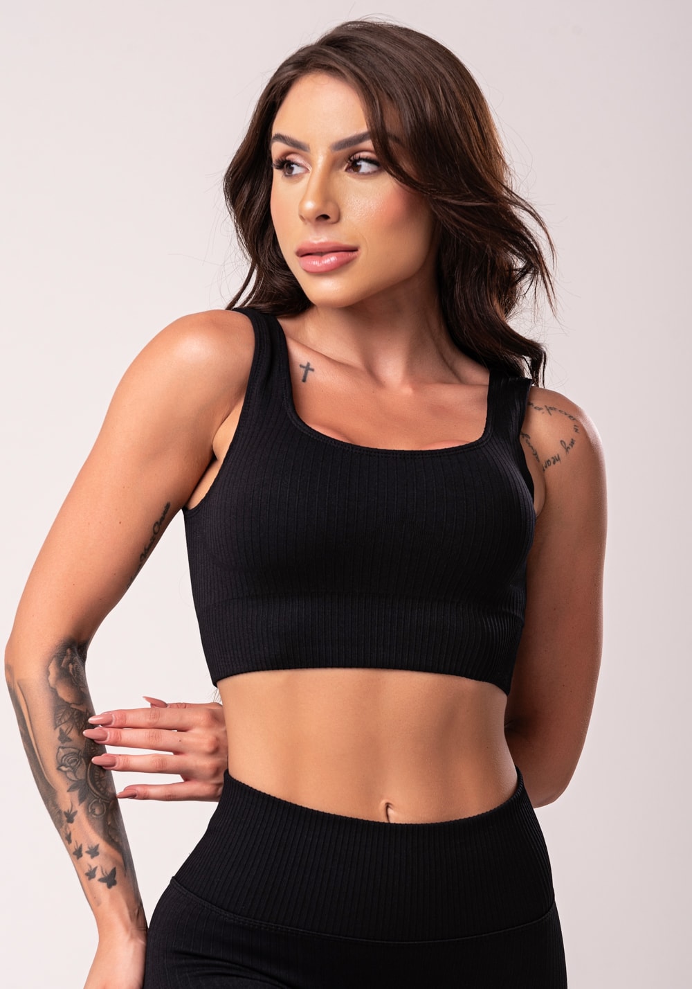 Top fitness feminino preto com bojo e alças largas seamless