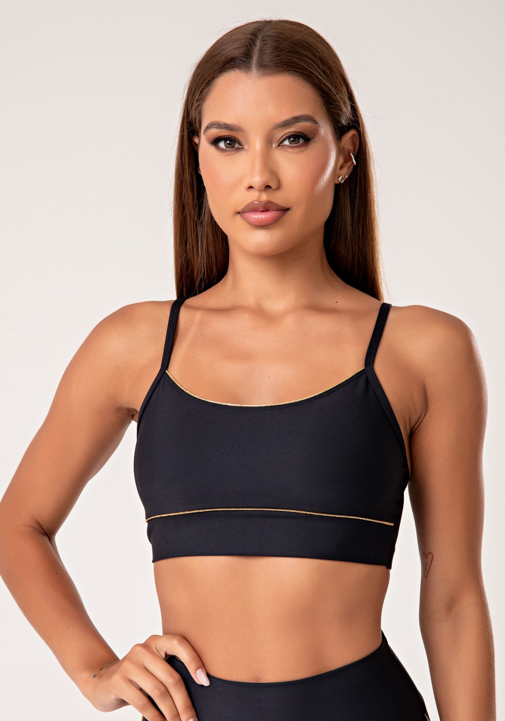 Top fitness feminino preto com bojo e detalhe em lurex lush