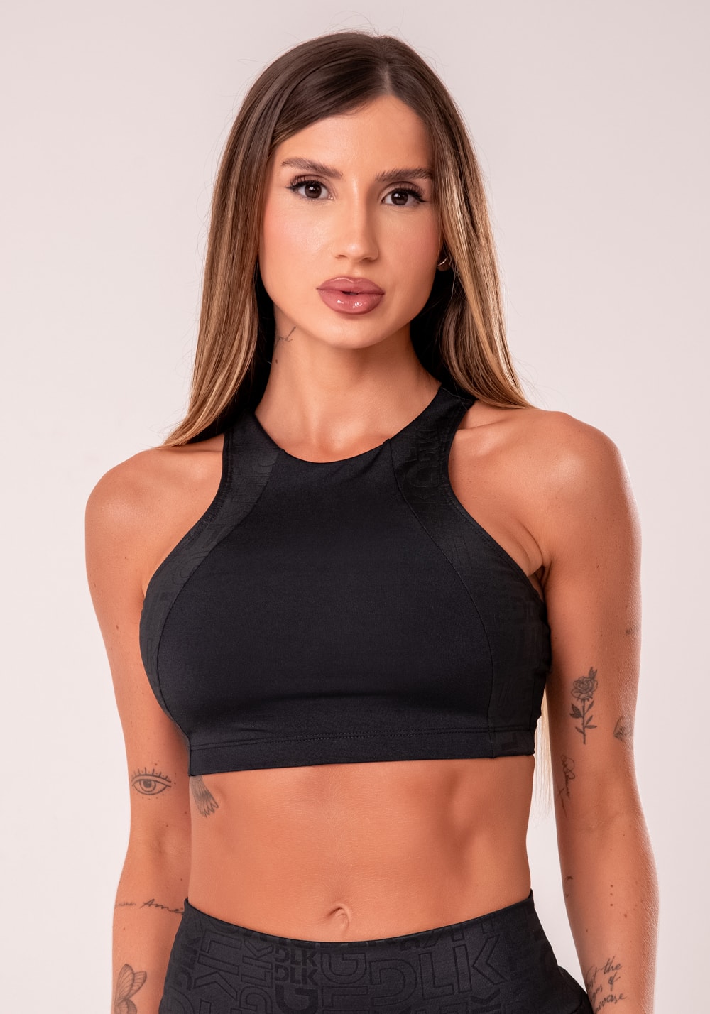Top fitness feminino preto com cava americana logomania reflections
