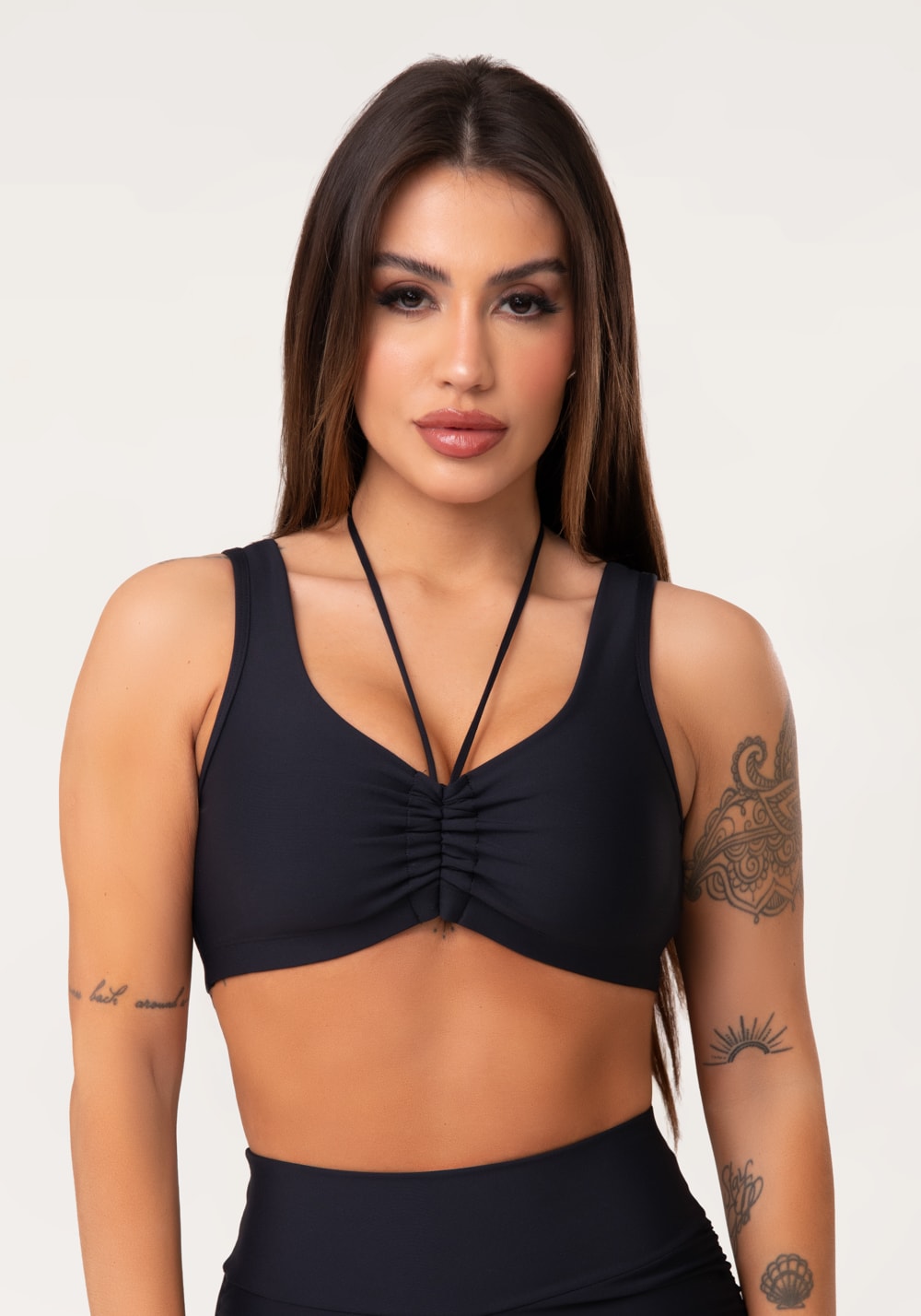 Top fitness feminino preto com franzido e amarração aura