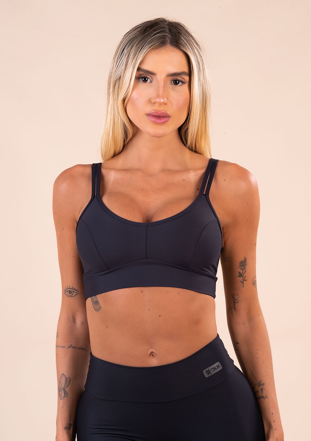 Top fitness feminino preto com recorte e alça dupla action dlk
