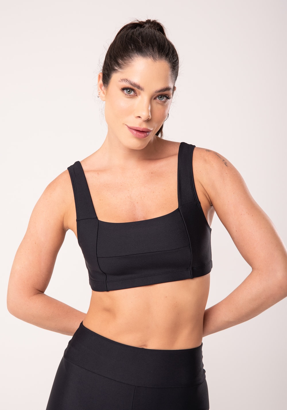 Top fitness feminino preto com recortes e decote reto
