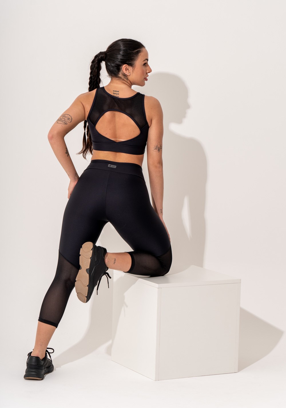 Macacão fitness feminino preto com detalhes em tela intense