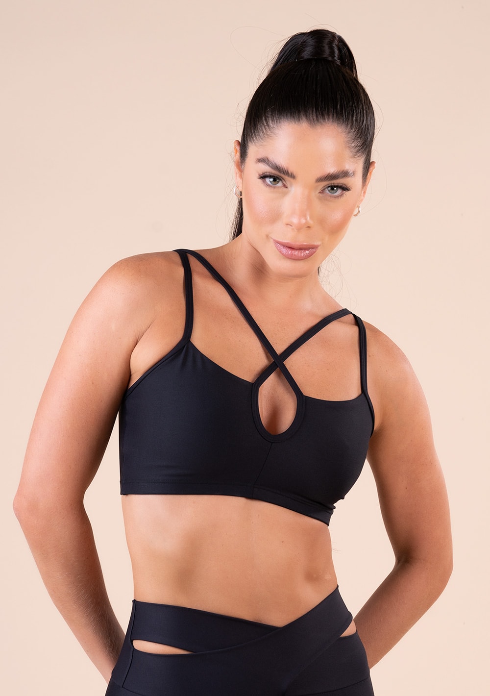 Top fitness feminino preto decote gota com alça dupla action