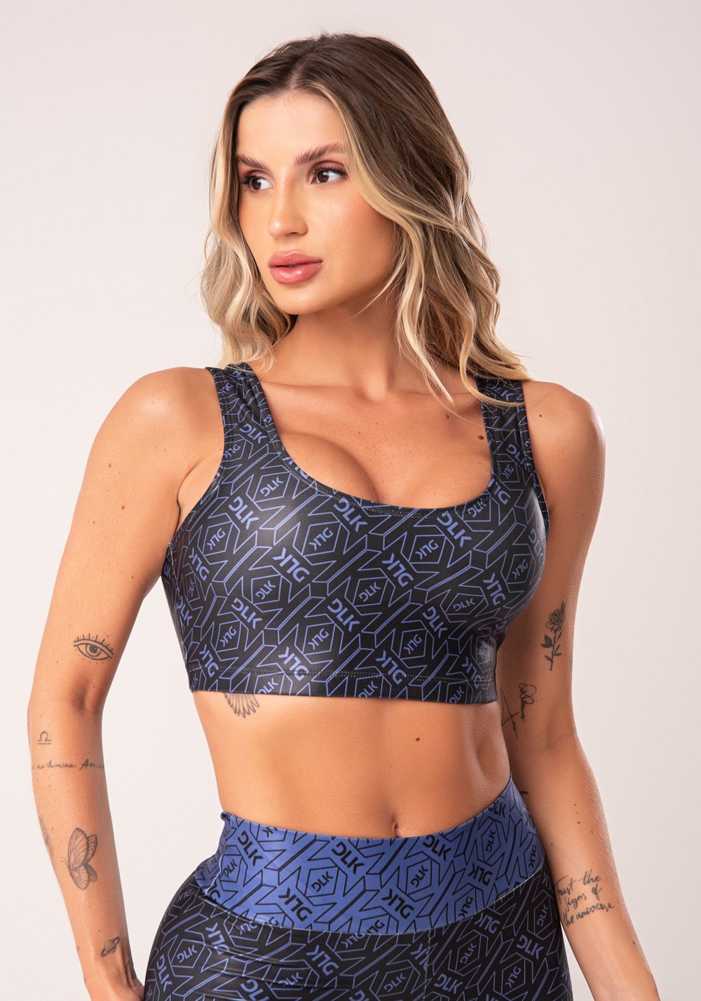 Top fitness feminino preto e azul logomania flow