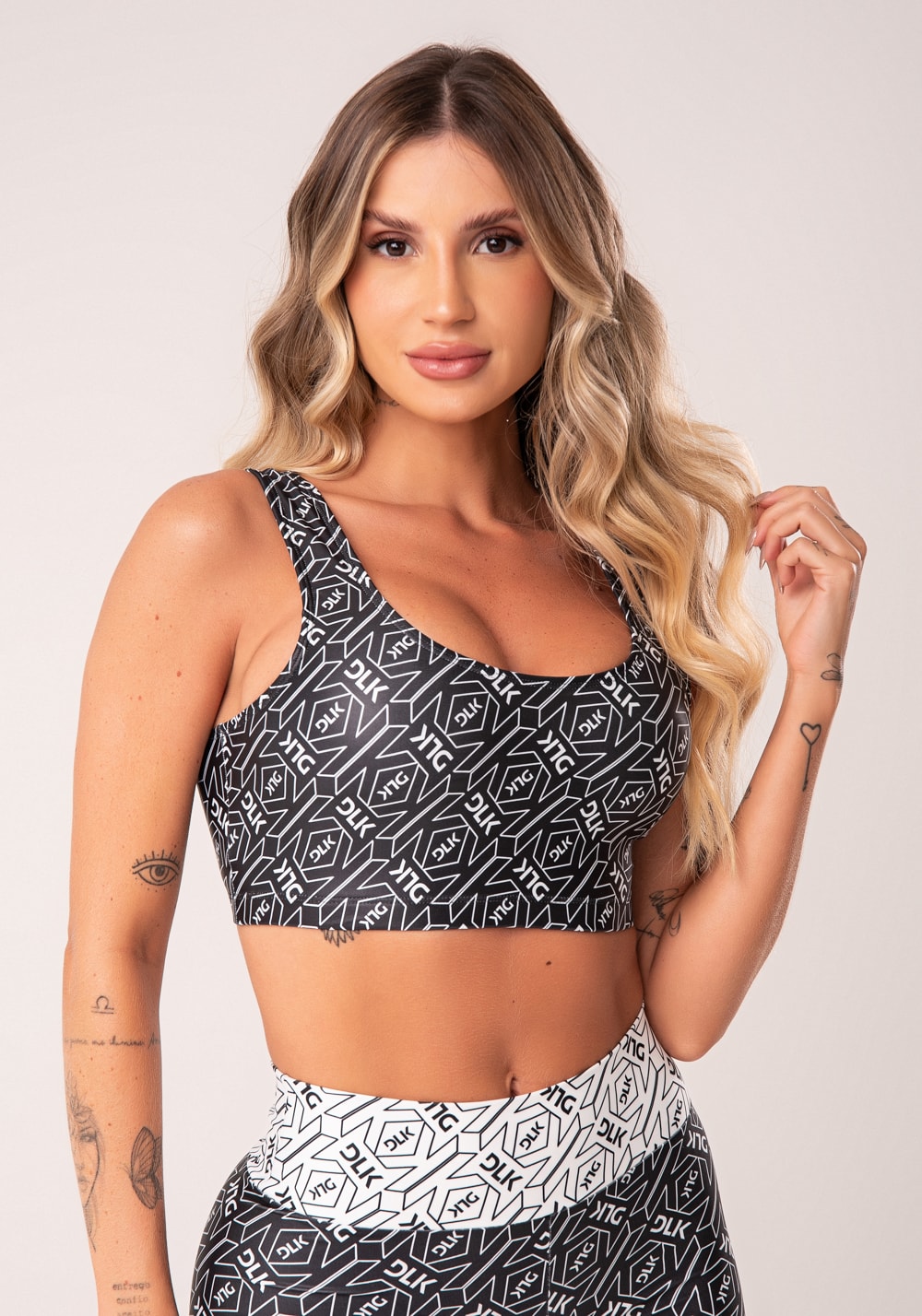 Top fitness feminino preto e branco logomania flow