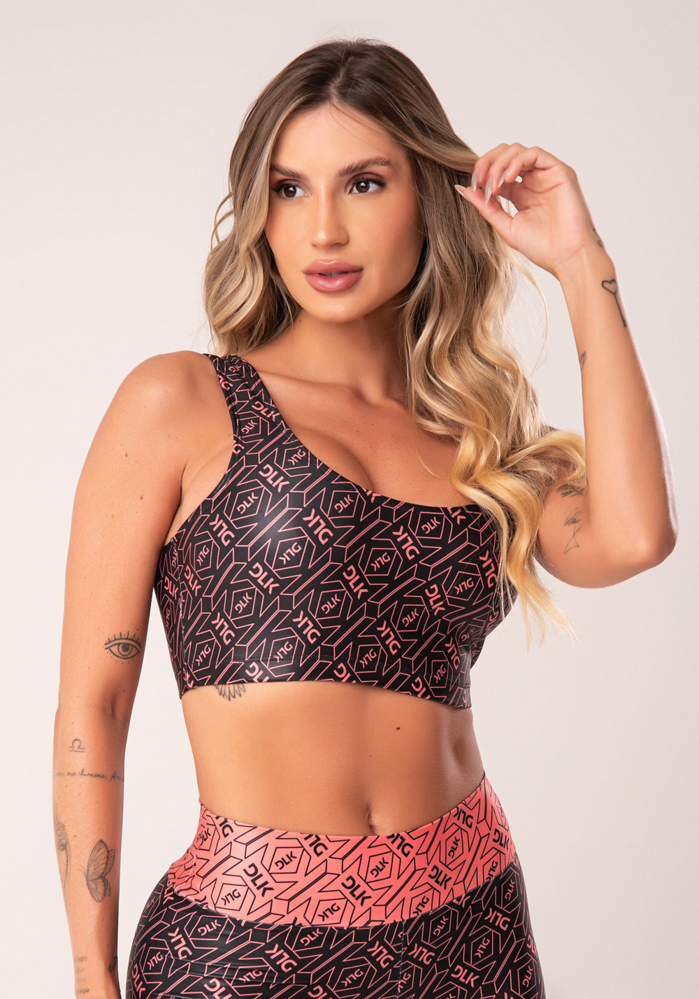 Top fitness feminino preto e coral logomania flow