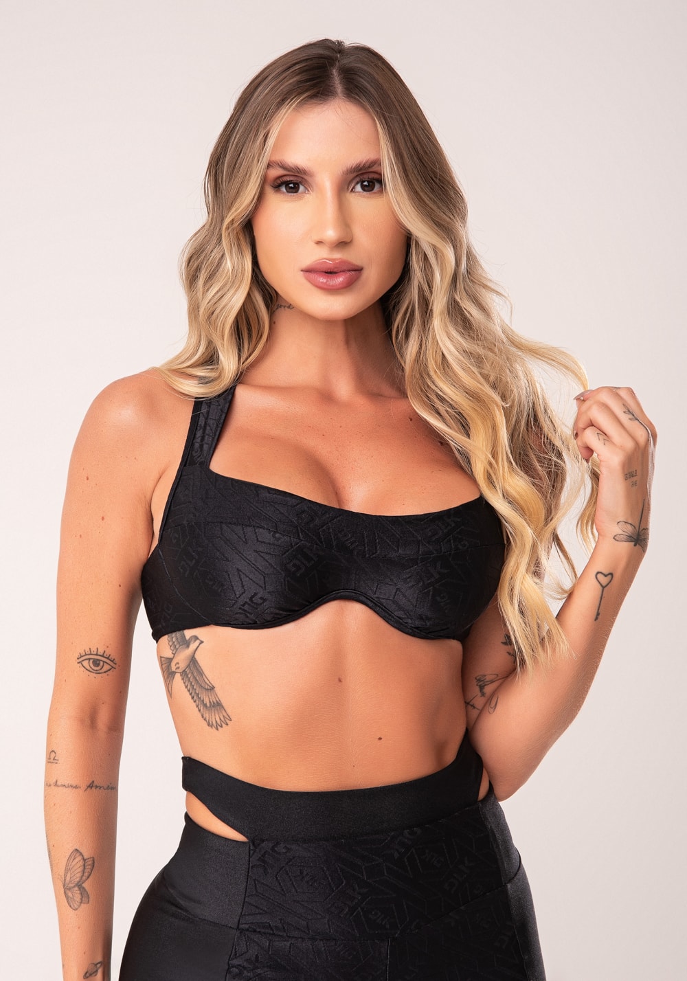 Top fitness feminino preto logomania arco inteiro flow