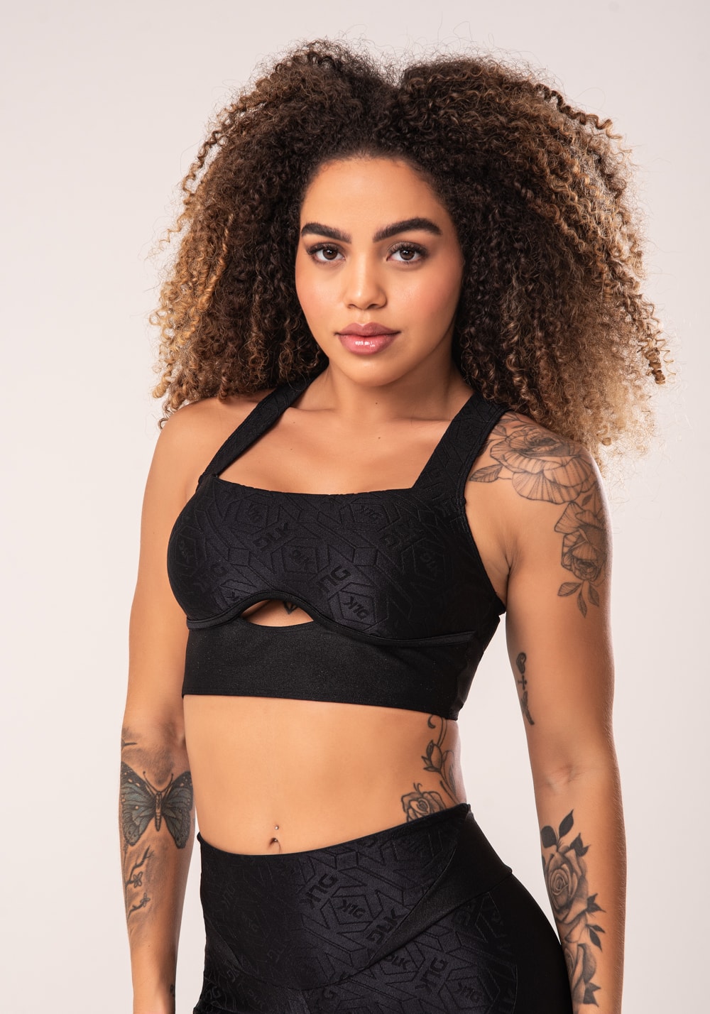 Top fitness feminino preto logomania costas cruzadas flow