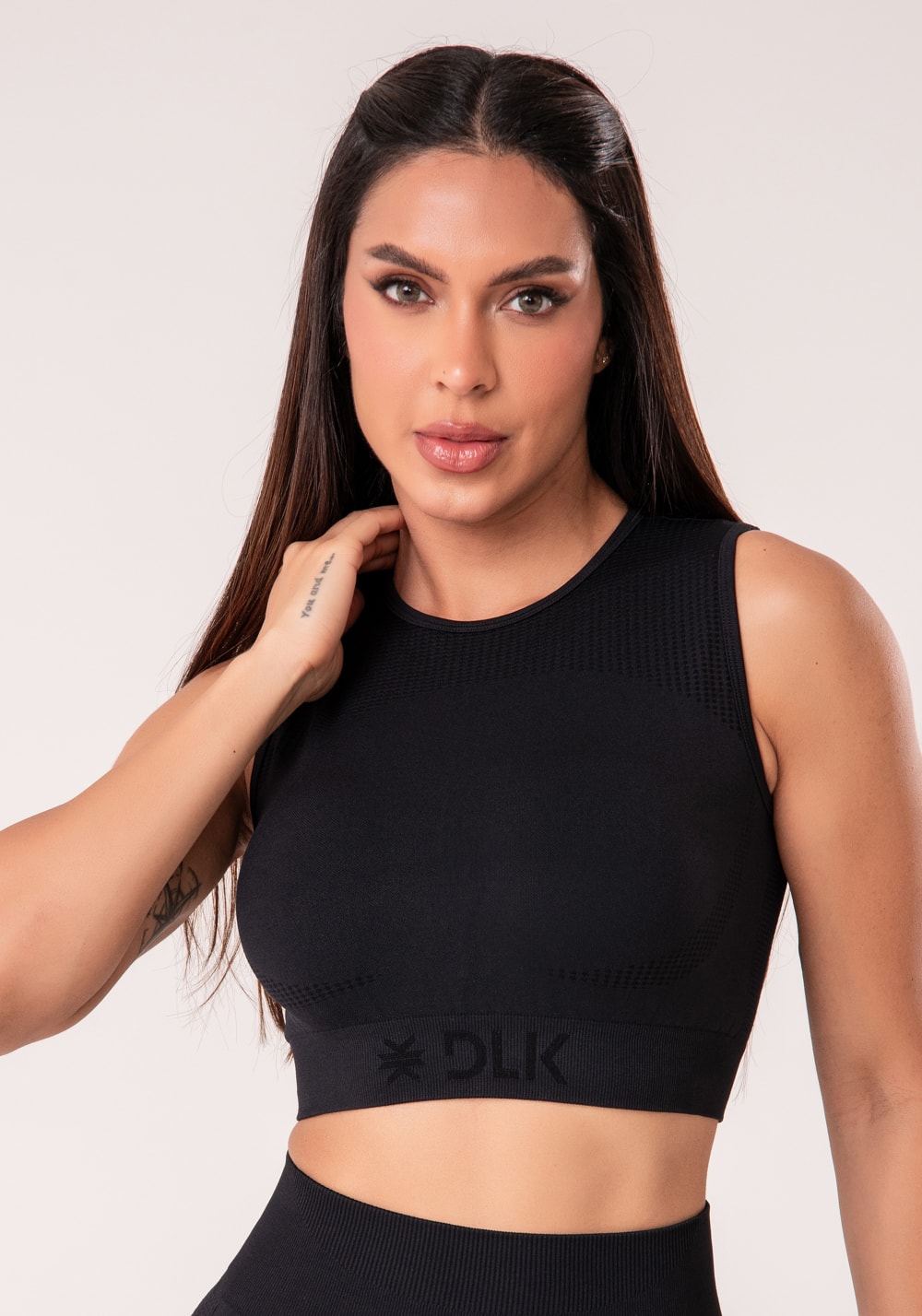 Top fitness feminino preto texturizado com detalhe vazado seamless+