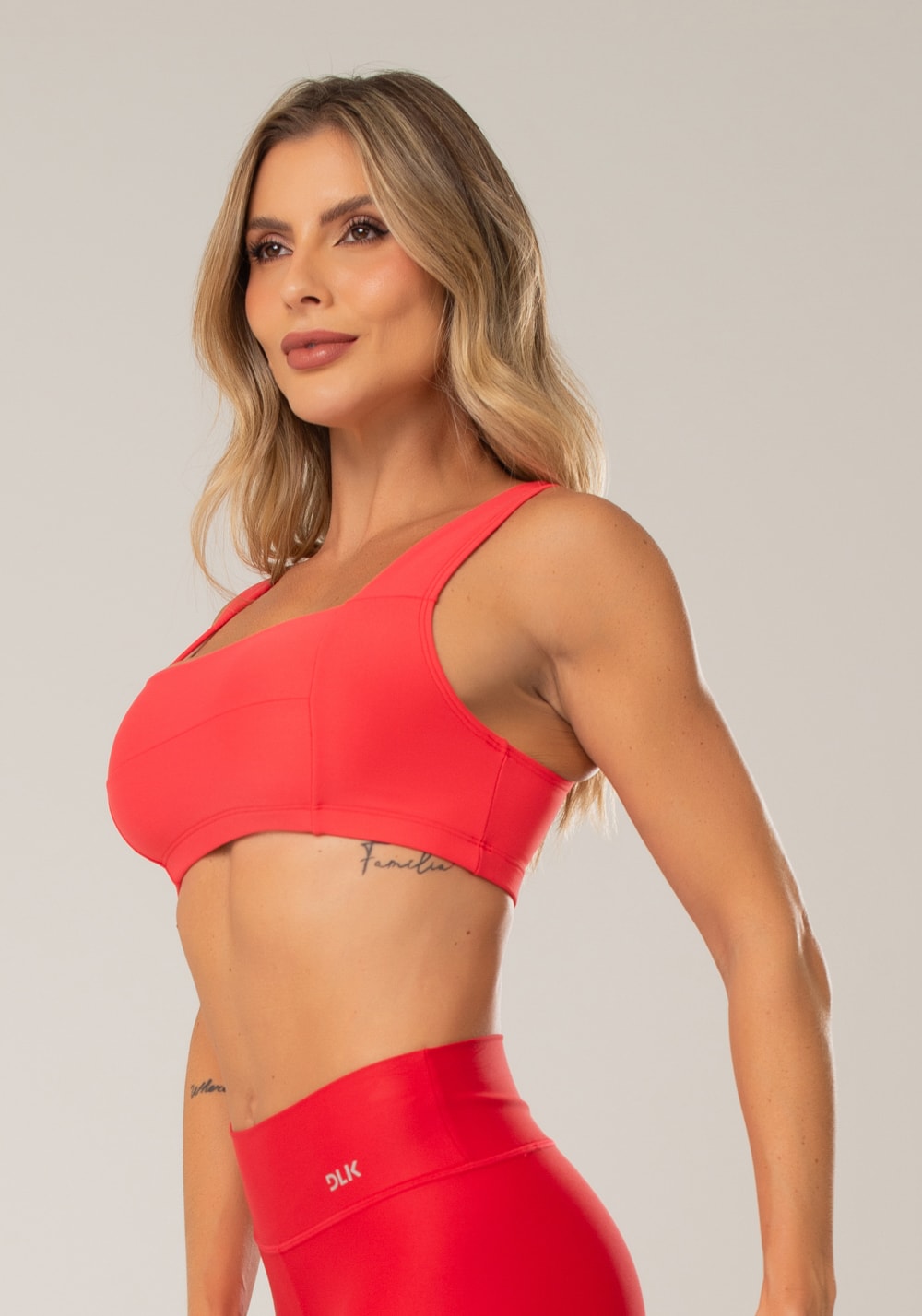 Top fitness feminino rosa com decote reto e recortes