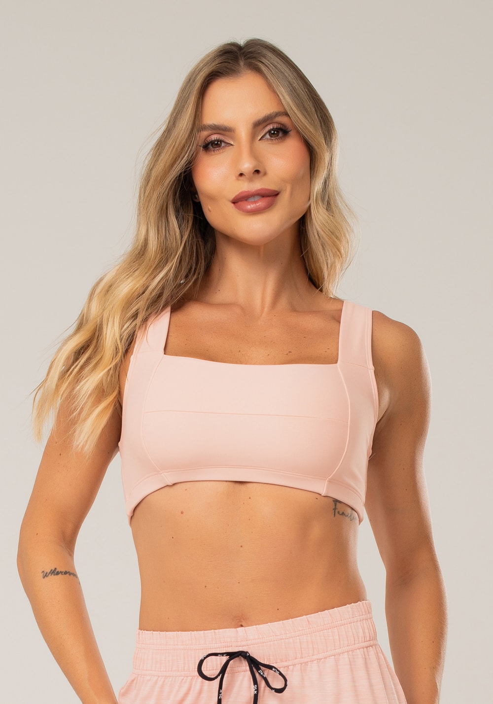 Top fitness feminino rosê com decote reto e recortes