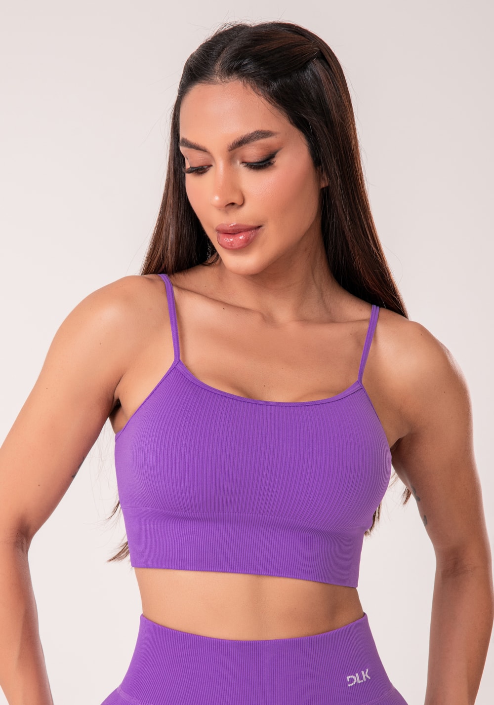 Top fitness feminino roxo lavanda canelado com bojo e alças reguláveis
