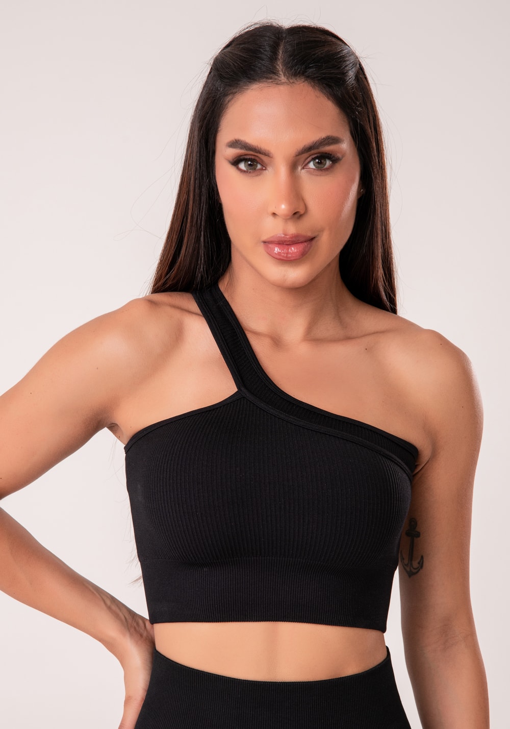 Top fitness feminino um ombro só preto canelado com bojo seamless+