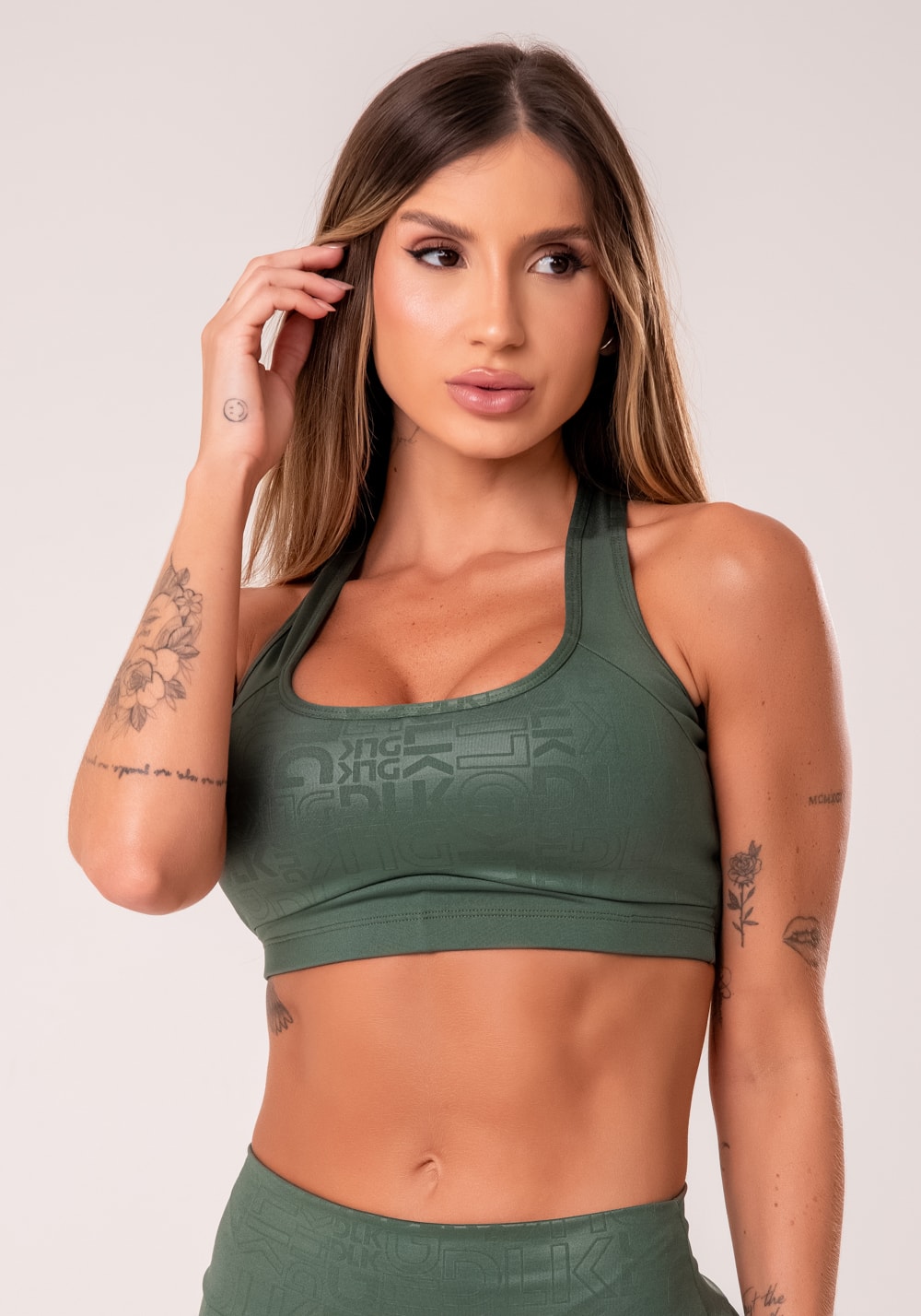 Top fitness feminino verde com bojo e recortes logomania reflections