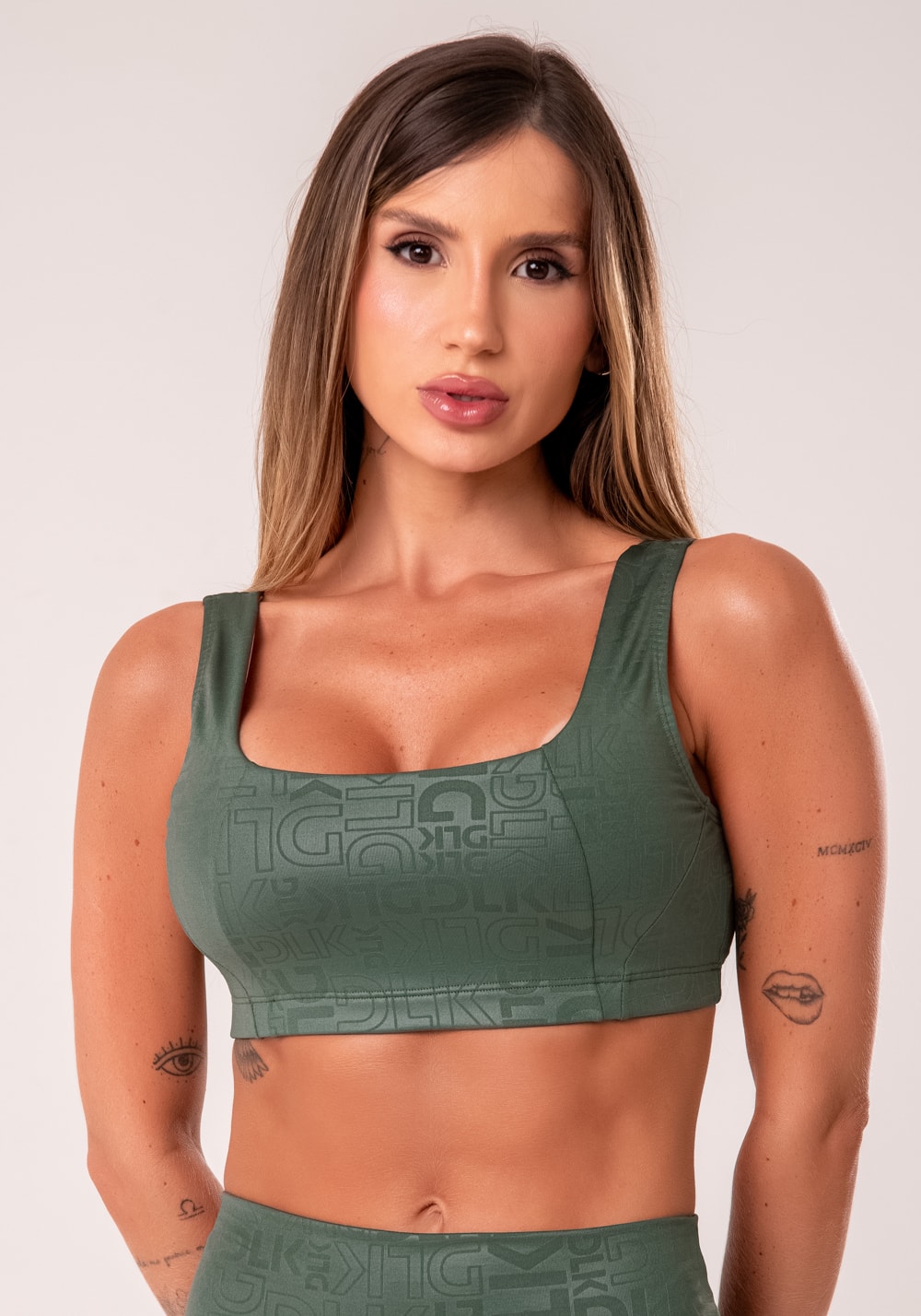 Top fitness feminino verde com decote quadrado logomania reflections