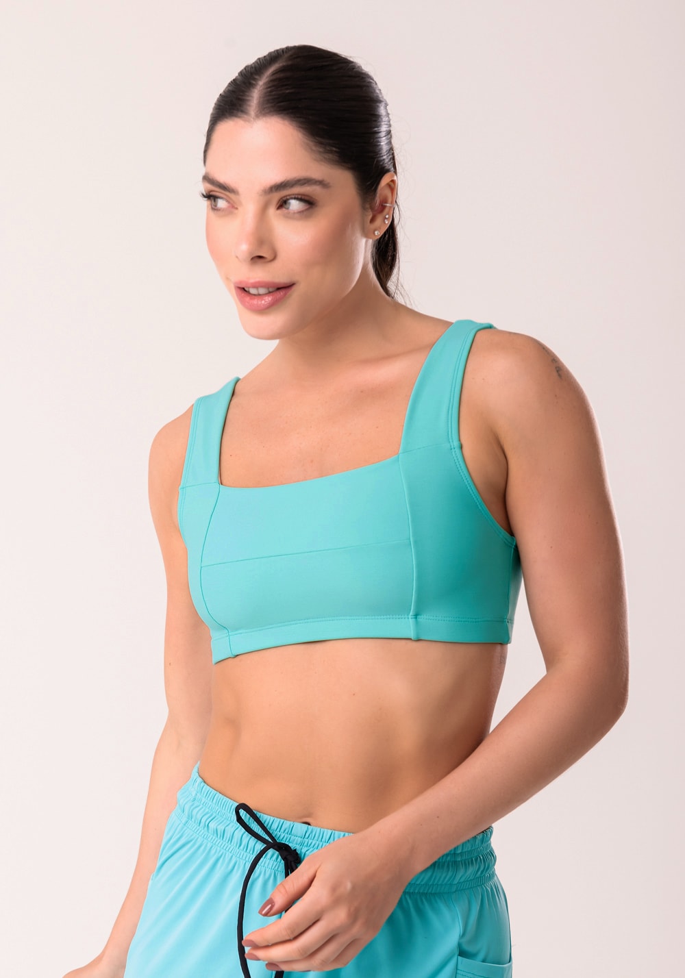 Top fitness feminino verde com decote reto e recortes
