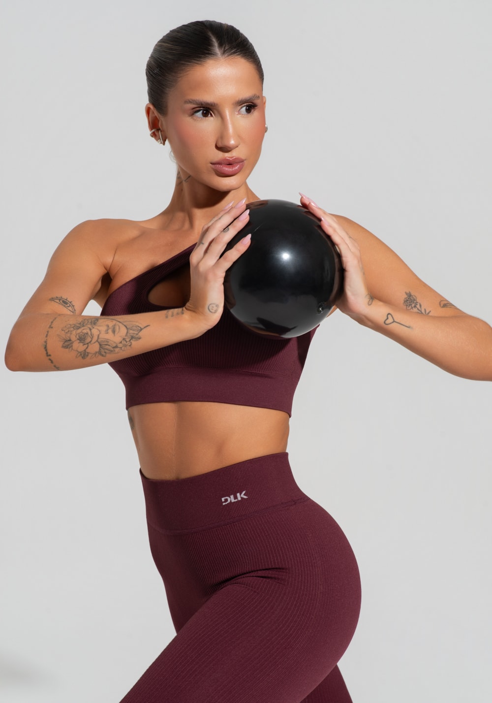 Top fitness feminino vinho canelado com bojo e detalhe vazado
