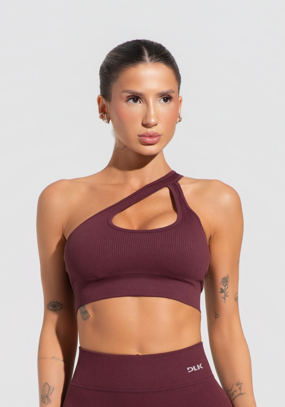 Top fitness feminino vinho canelado com bojo e detalhe vazado