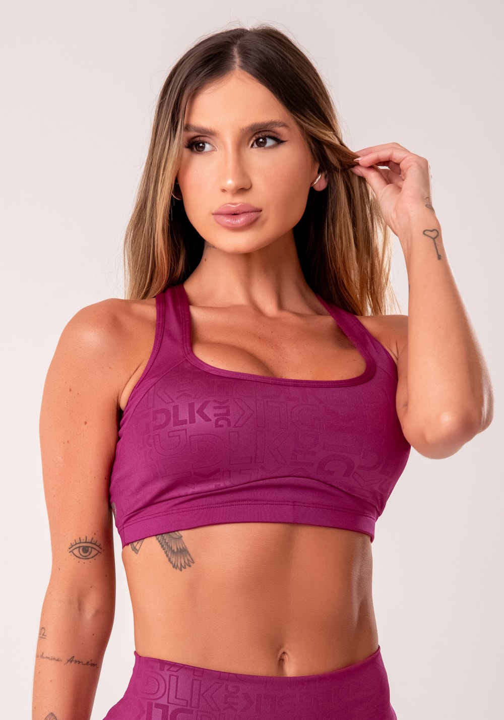 Top fitness feminino vinho com bojo e recortes logomania reflections