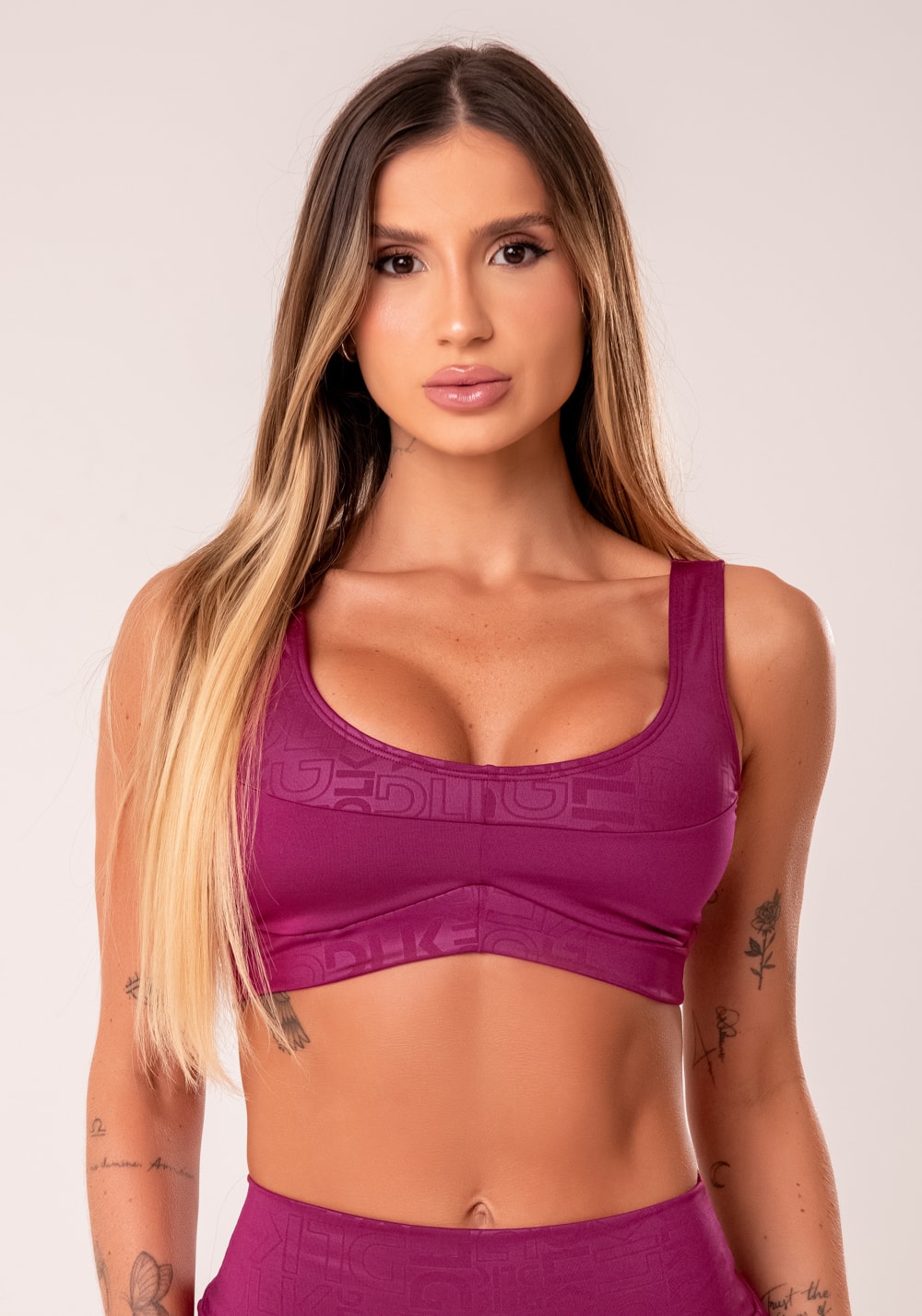 Top fitness feminino vinho com recortes logomania reflections