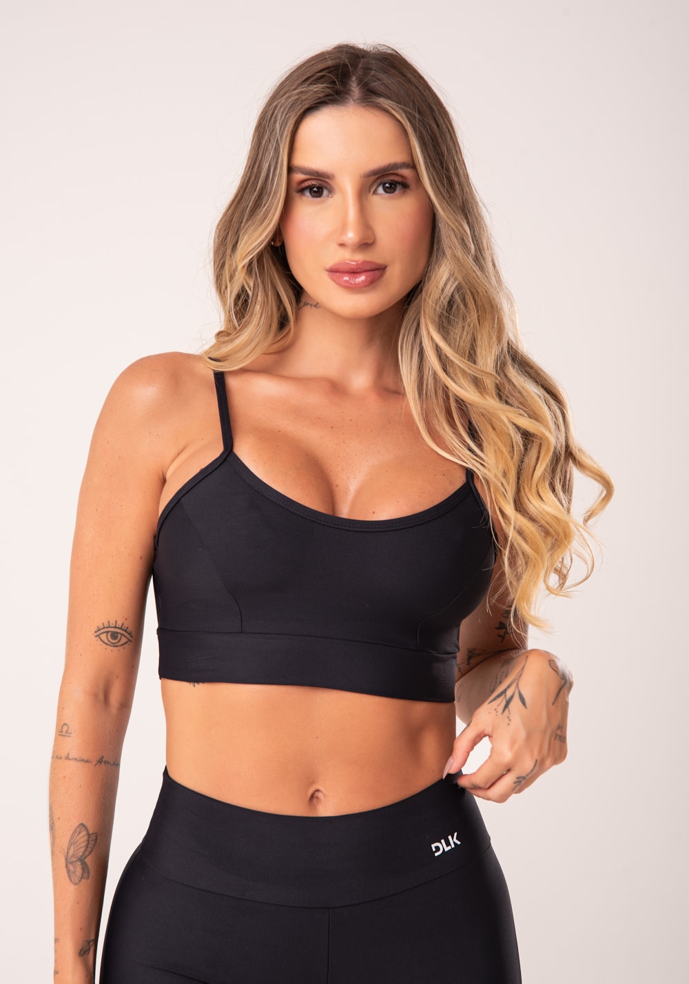 Top fitness preto com recortes básico