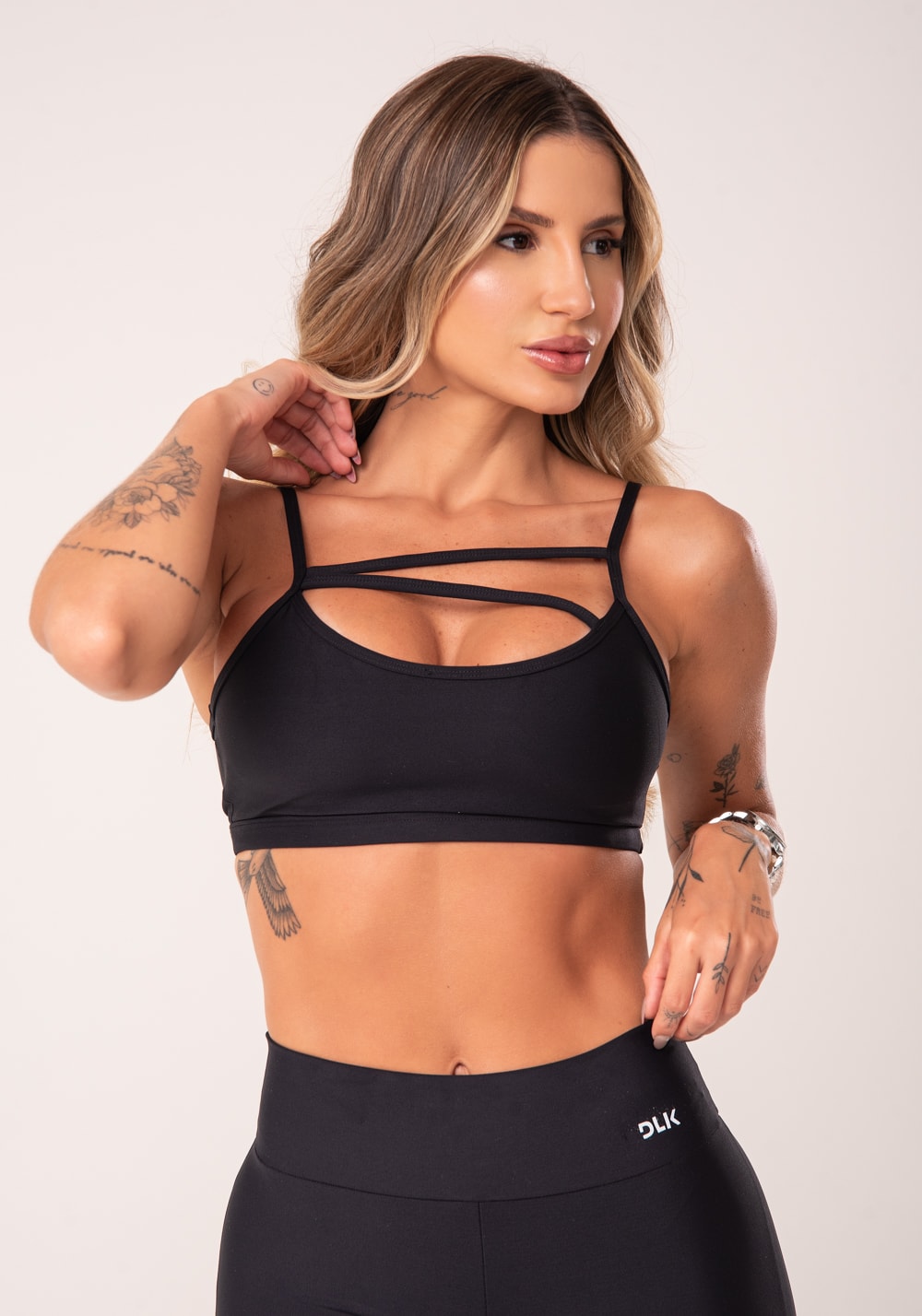 Top fitness preto com tiras básico