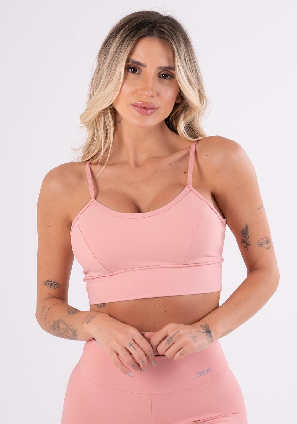 Top fitness rosê com recortes e bojo básico
