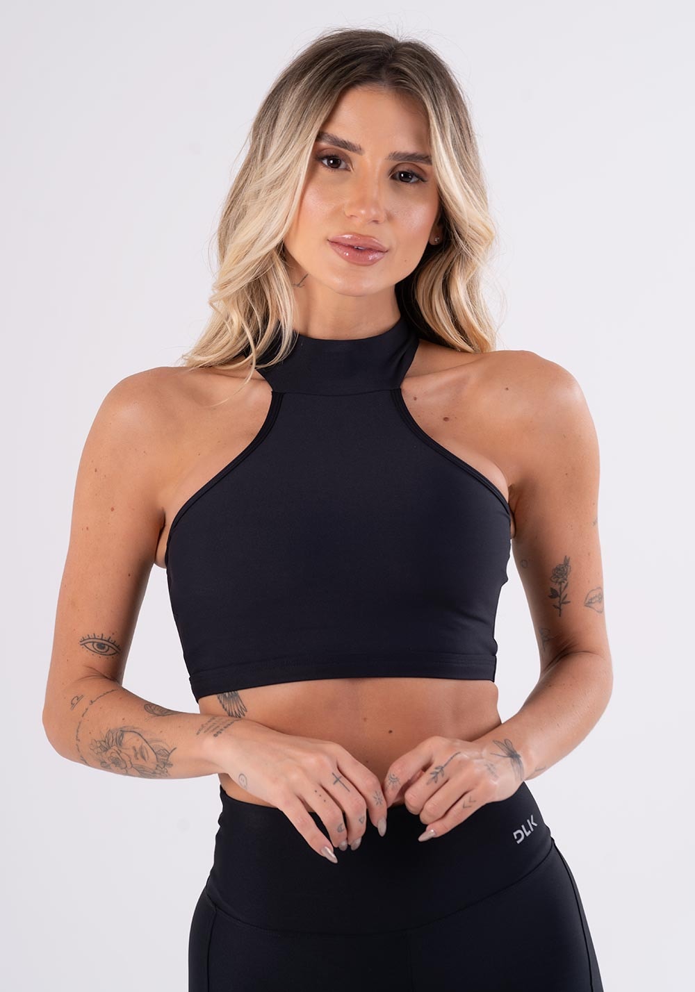 Top preto com gola e bojo básico dlk