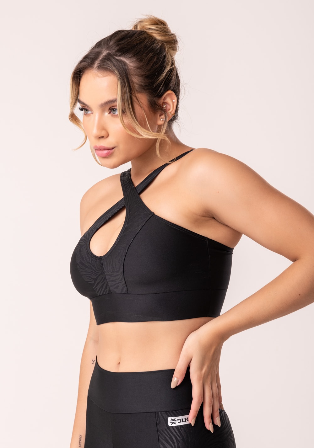 Top shine preto texturizado com alças cruzadas na frente dlk