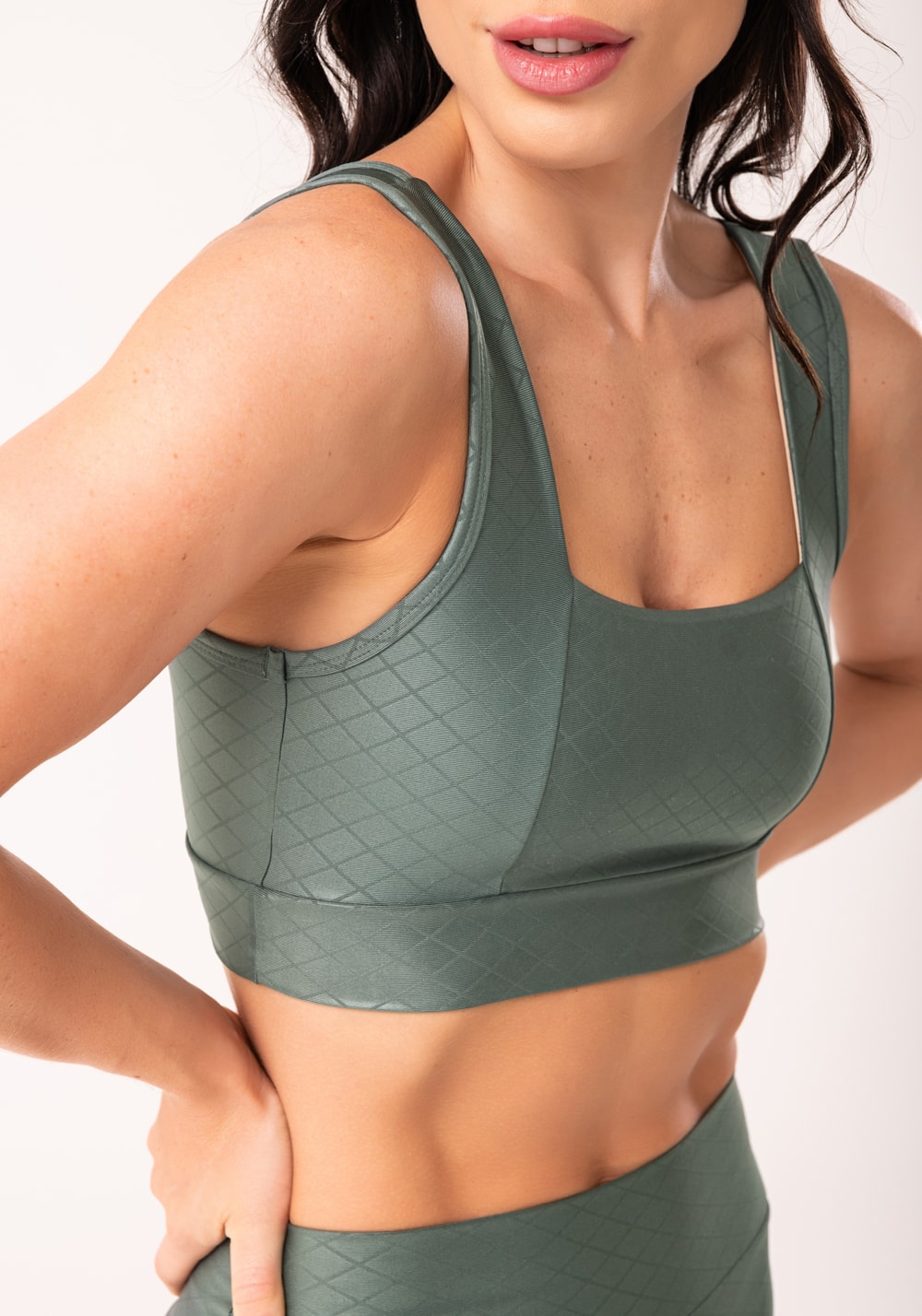 Top shine verde textura quadriculada decote reto dlk